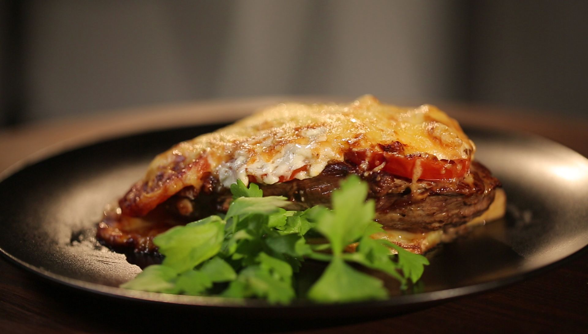 Рецепт мяса по-французски из свинины с сыром и помидорами