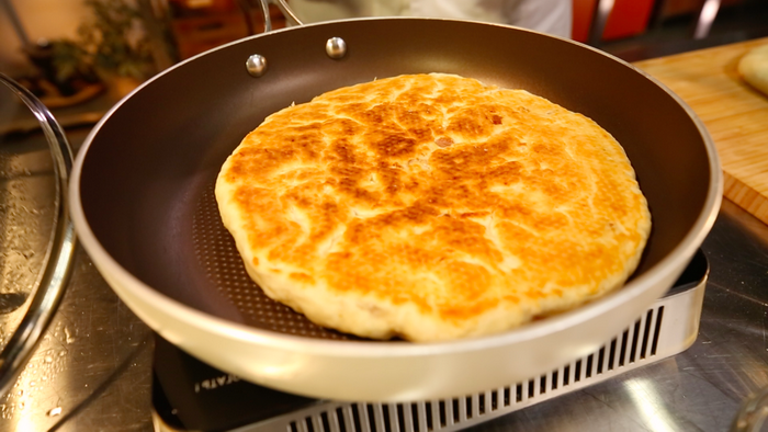 Грузинская лепешка лобиани с красной фасолью