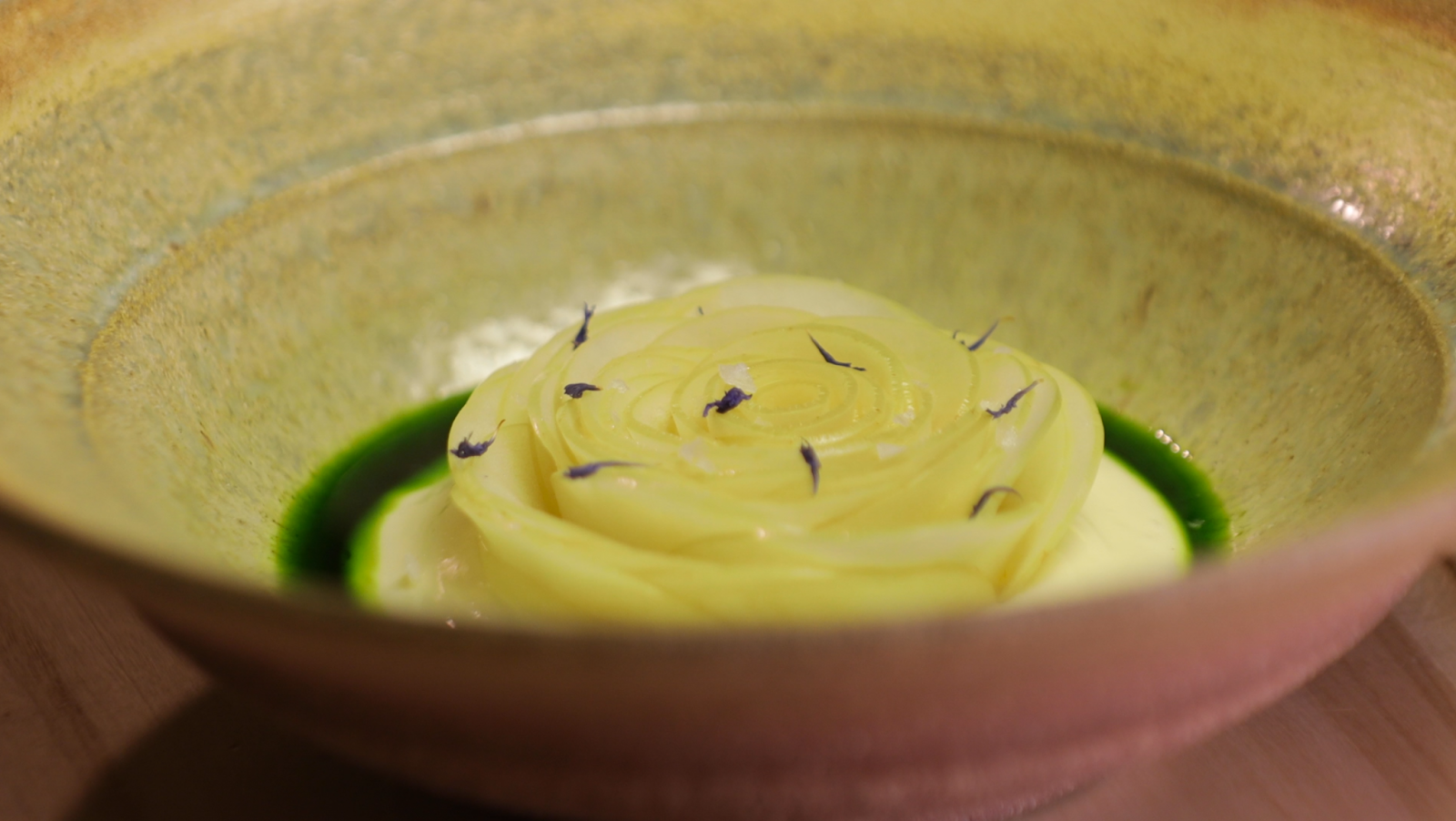 Готовим моченое яблоко с еловой солью и белым шоколадом