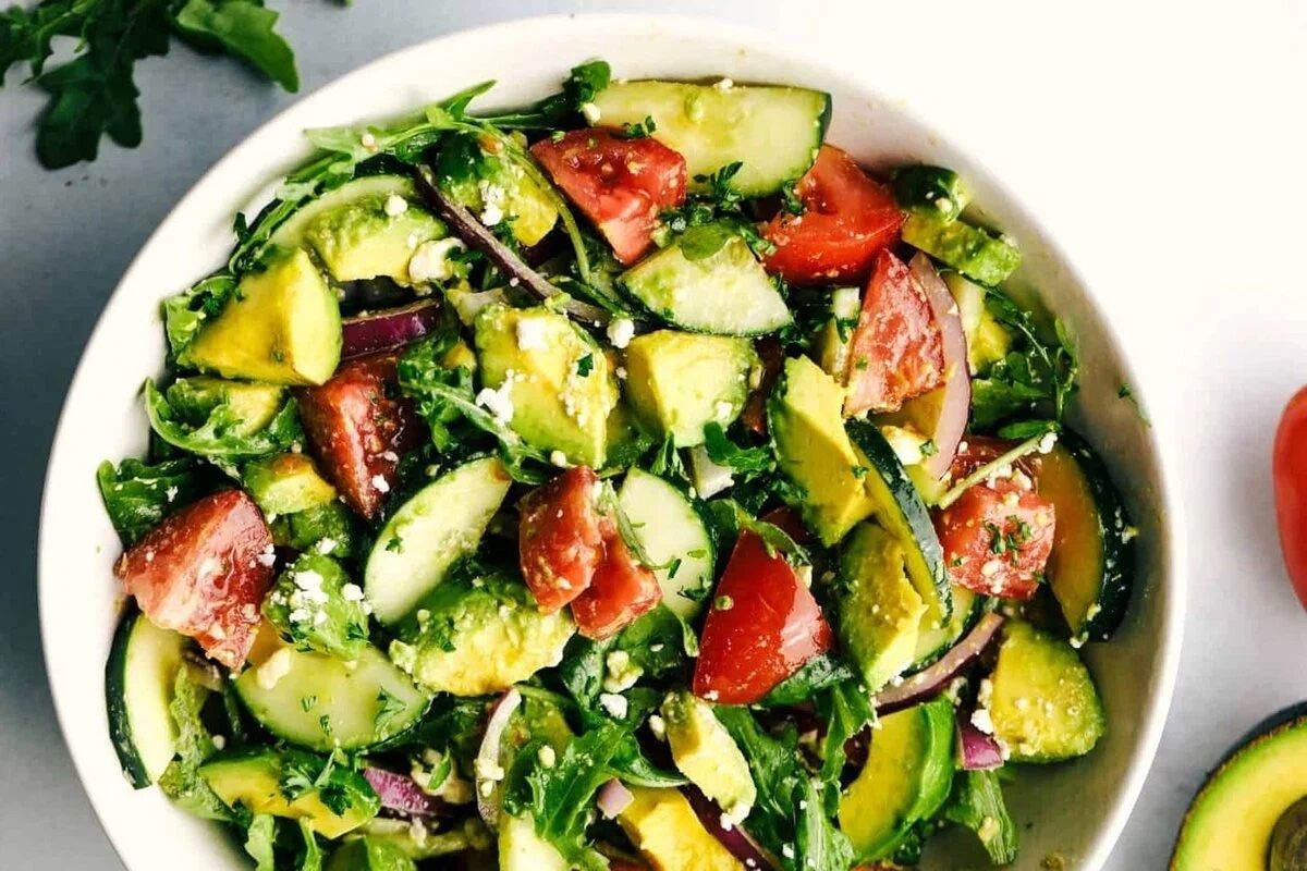 10 полезных салатов из сезонных овощей и зелени, которые станут хитом этого лета