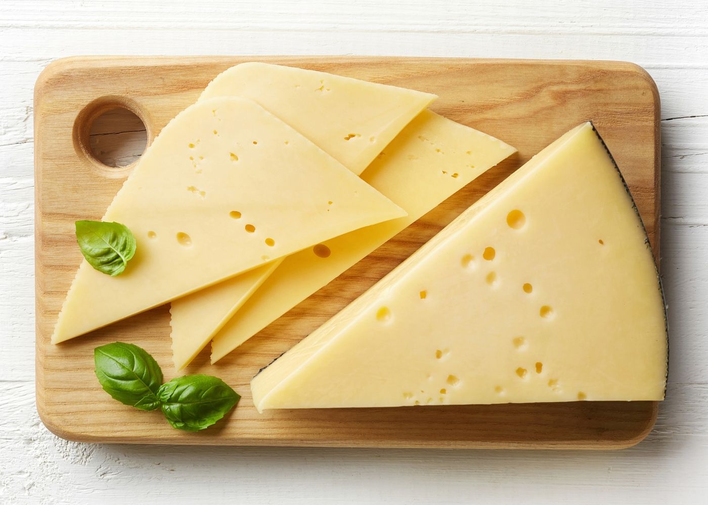 Моцарелла: чем полезен этот сыр и кому нельзя