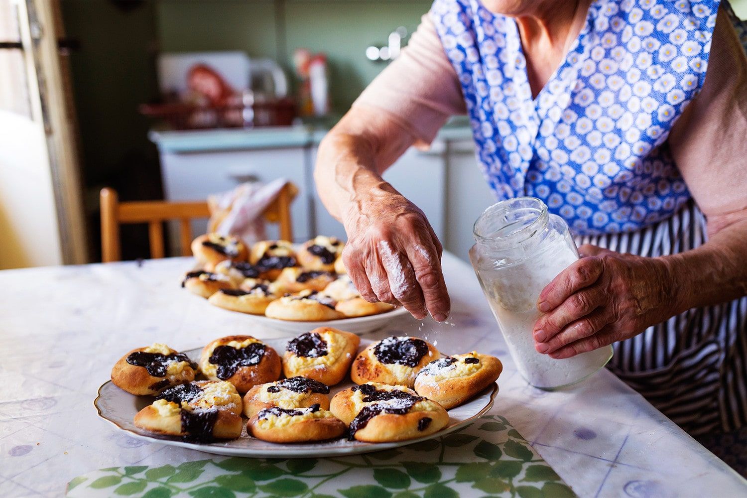 Пироги готовит мама. Бабушкины пироги. Бабушкины пирожки. Бабуля с выпечкой. Бабушка с пирогами.