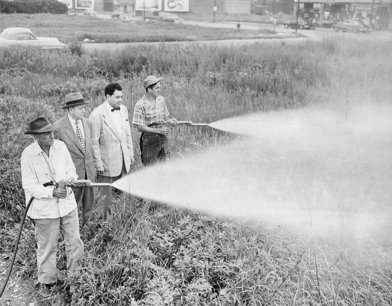 Первый пестицид. Пестициды 20 век. ДДТ хлорорганические пестициды. Распыление ДДТ. DDT пестицид.