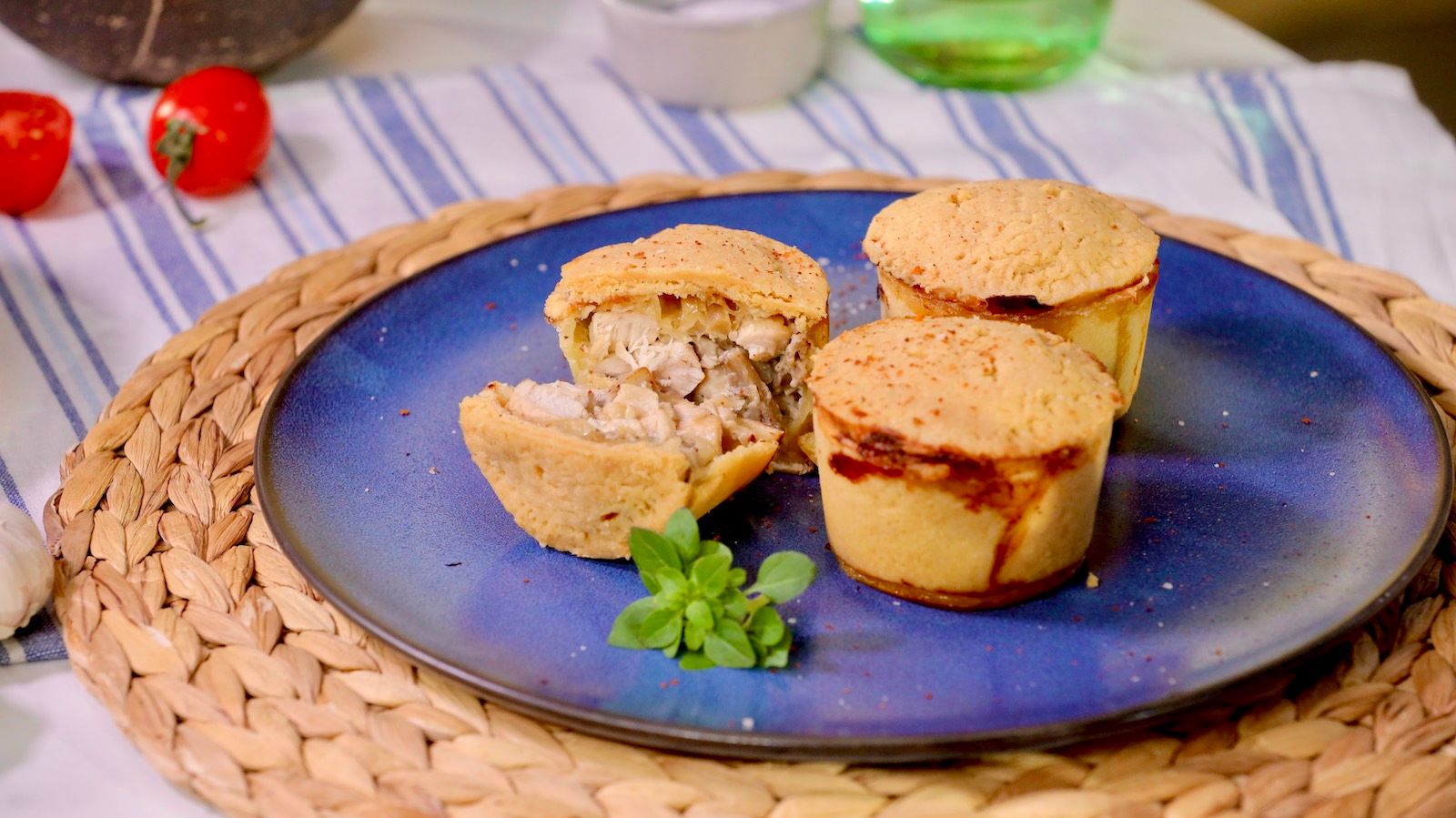 Готовим пайчики с курицей