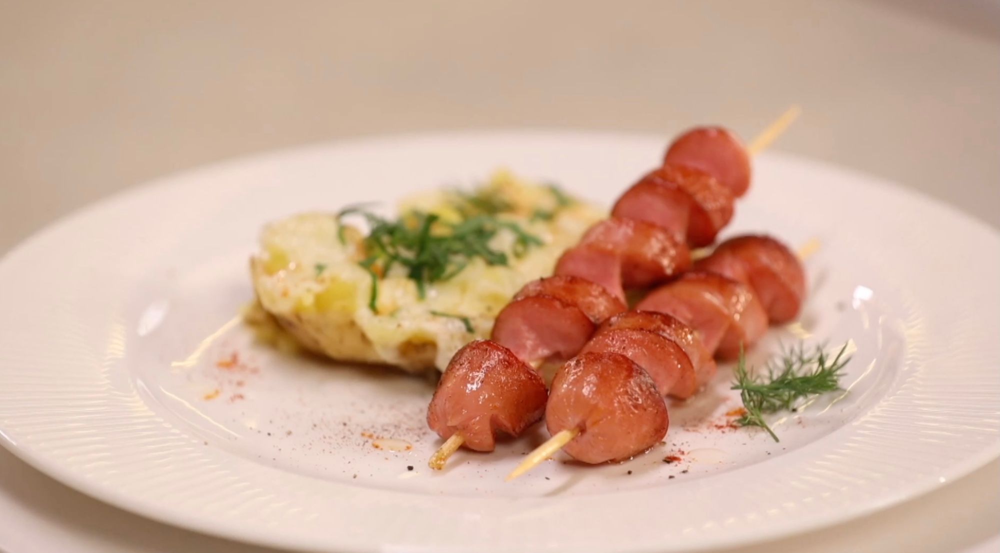 Сосиски-спирали с запечённой картошкой